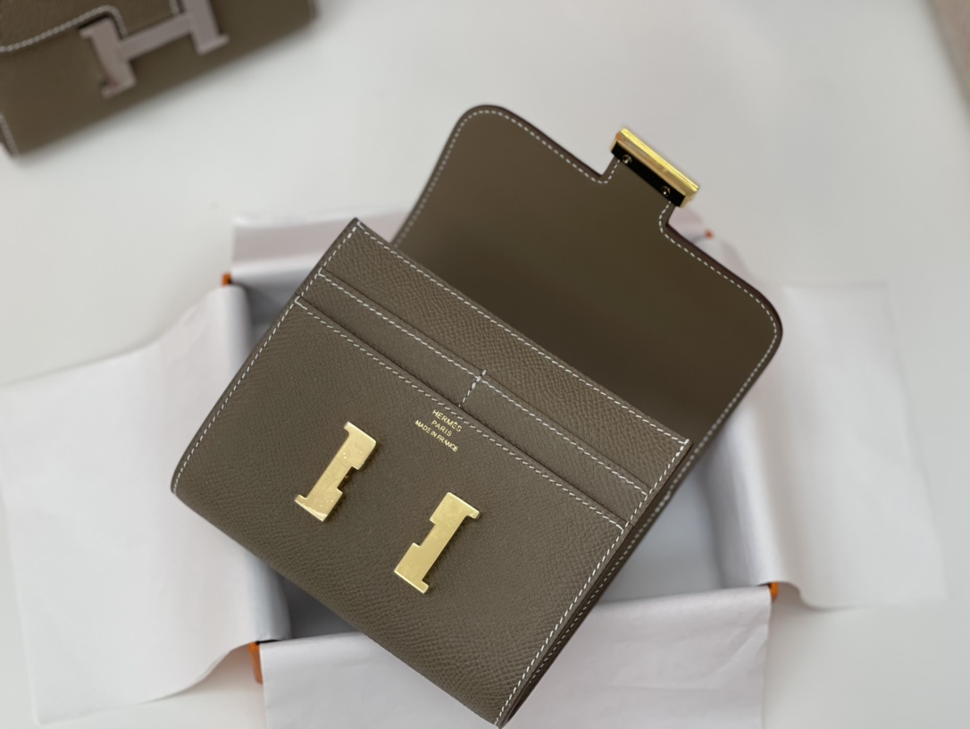 HERMES Constance compact 腰包 钱包背后做成了可以穿过腰带或皮带的皮搭， 出街更方便了 Epsom 18-大象灰 Etouope 金扣