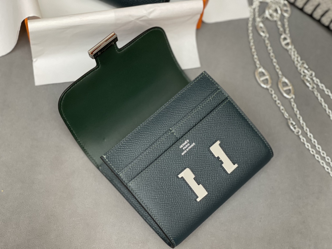 Constance compact 腰包 钱包背后做成了可以穿过腰带或皮带的皮搭  Epsom 6O松柏绿 Vert Cypres 金银扣