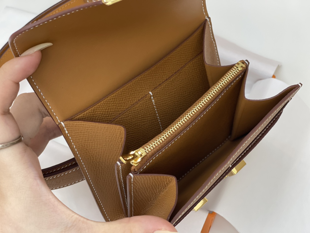 爱马仕 Constance compact 腰包 钱包背后做成了可以穿过腰带或皮带的皮搭 Epsom 37土黄 gold 金银扣