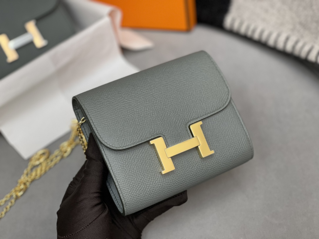 HERMES Constance compact 腰包 钱包背后做成了可以穿过腰带或皮带的皮搭 出街更方便了 Epsom  63杏绿 vert Criquet 银扣 正品开版