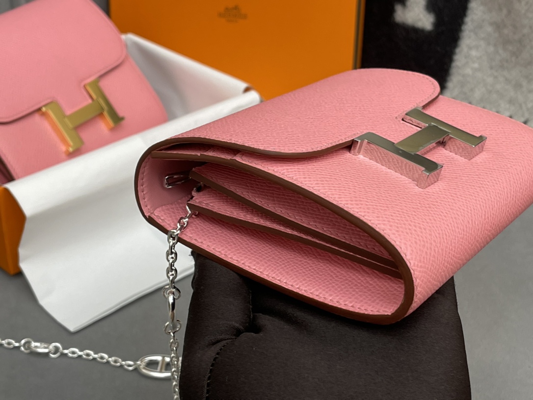 爱马仕 Constance compact 腰包 钱包背后做成了可以穿过腰带或皮带的皮搭 Epsom 1Q 奶昔粉 Rose Confetti 银扣 正品开版