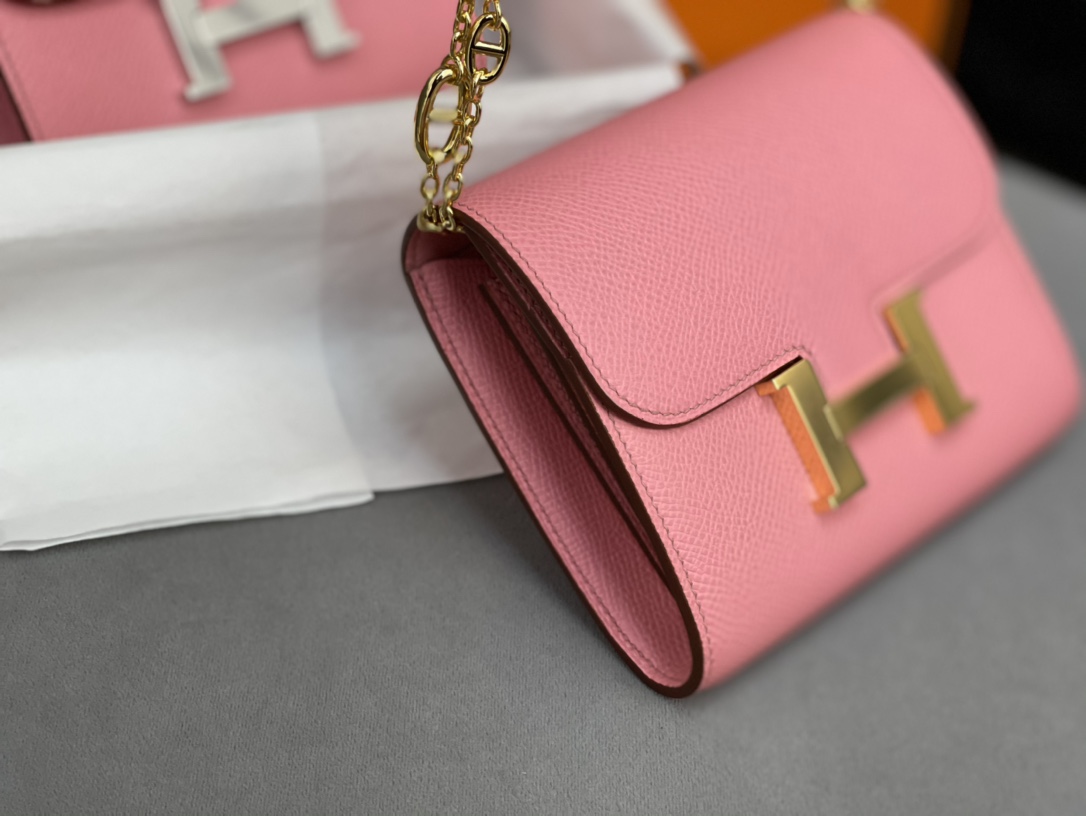 爱马仕 Constance compact 腰包 钱包背后做成了可以穿过腰带或皮带的皮搭 Epsom 1Q 奶昔粉 Rose Confetti 金银扣 正品开版