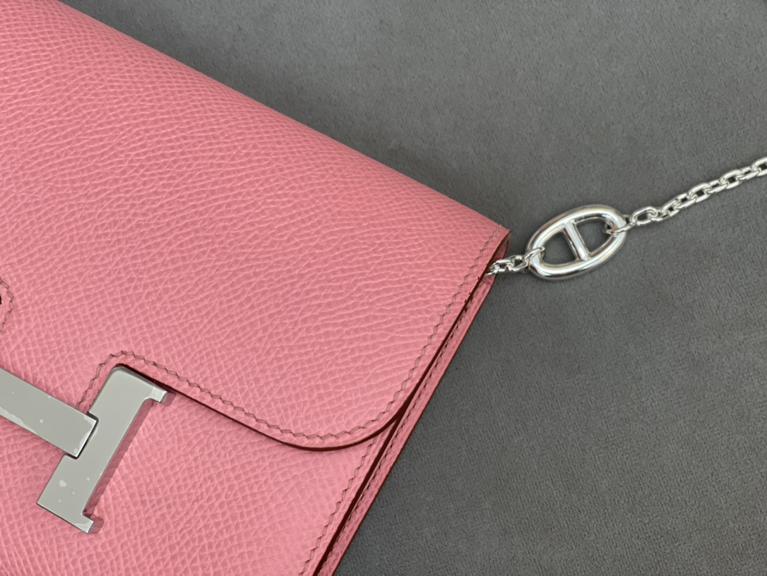 爱马仕 Constance compact 腰包 钱包背后做成了可以穿过腰带或皮带的皮搭 Epsom 1Q 奶昔粉 Rose Confetti 银扣 正品开版