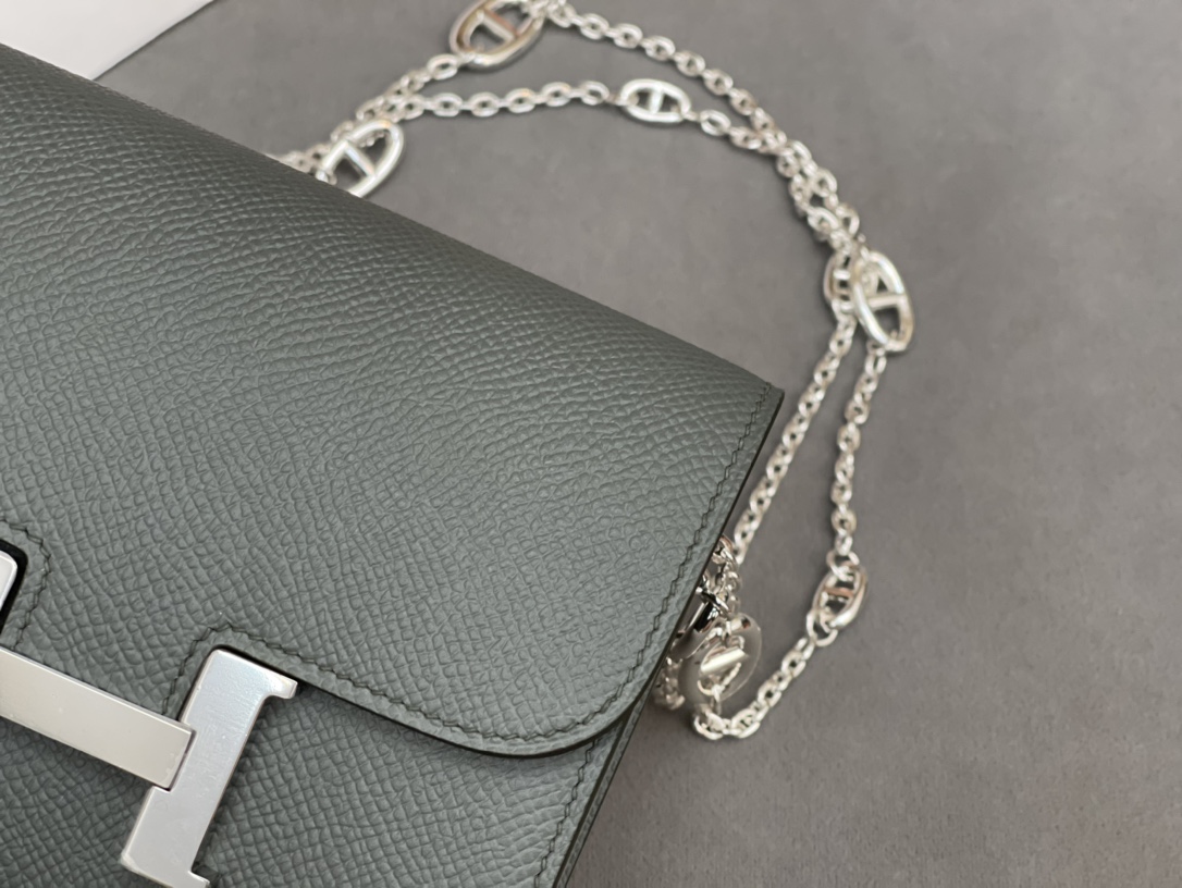 HERMES Constance compact 腰包 钱包背后做成了可以穿过腰带或皮带的皮搭 出街更方便了 Epsom  63杏绿 vert Criquet 银扣 正品开版