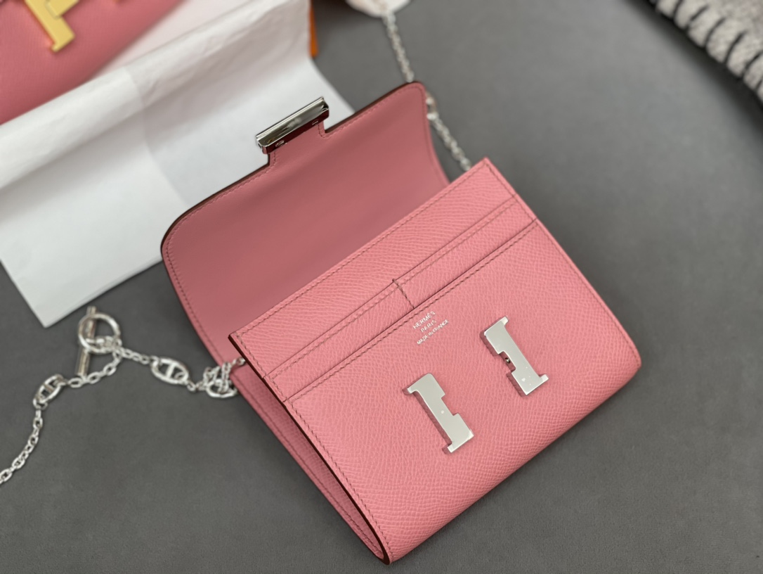 爱马仕 Constance compact 腰包 钱包背后做成了可以穿过腰带或皮带的皮搭 Epsom 1Q 奶昔粉 Rose Confetti 银扣 正品开版