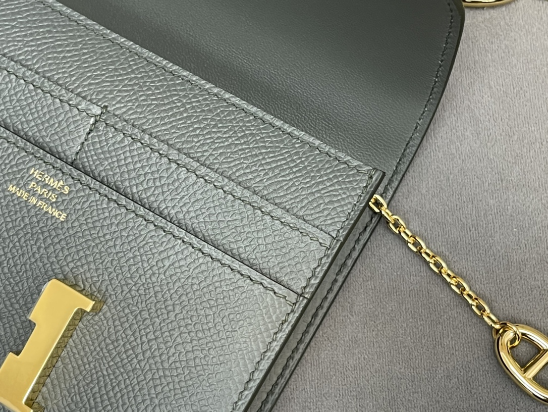 HERMES Constance compact 腰包 钱包背后做成了可以穿过腰带或皮带的皮搭 出街更方便了 Epsom  63杏绿 vert Criquet 银扣 正品开版
