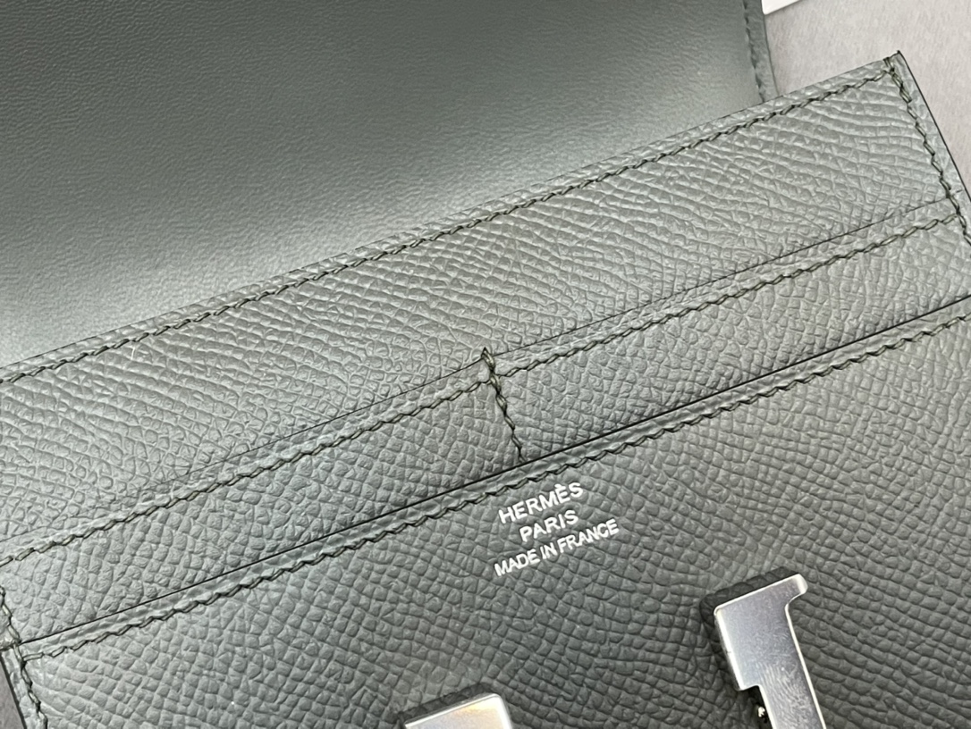 HERMES Constance compact 腰包 钱包背后做成了可以穿过腰带或皮带的皮搭 出街更方便了 Epsom  63杏绿 vert Criquet 银扣 正品开版