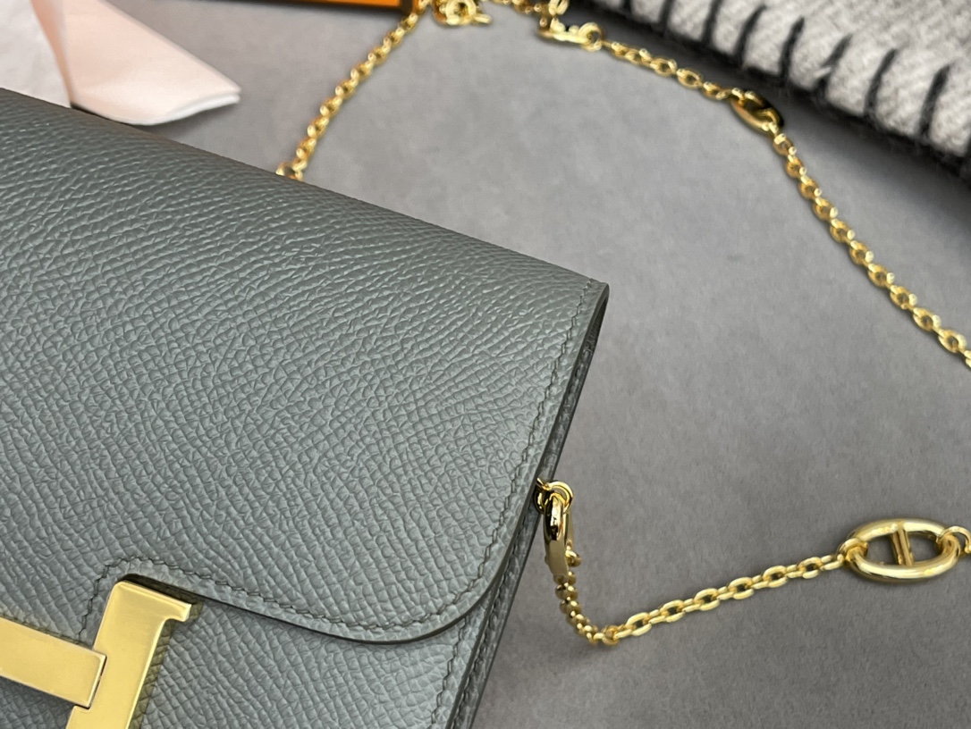 HERMES Constance compact 腰包 钱包背后做成了可以穿过腰带或皮带的皮搭 出街更方便了 Epsom  63杏绿 vert Criquet 银扣 正品开版
