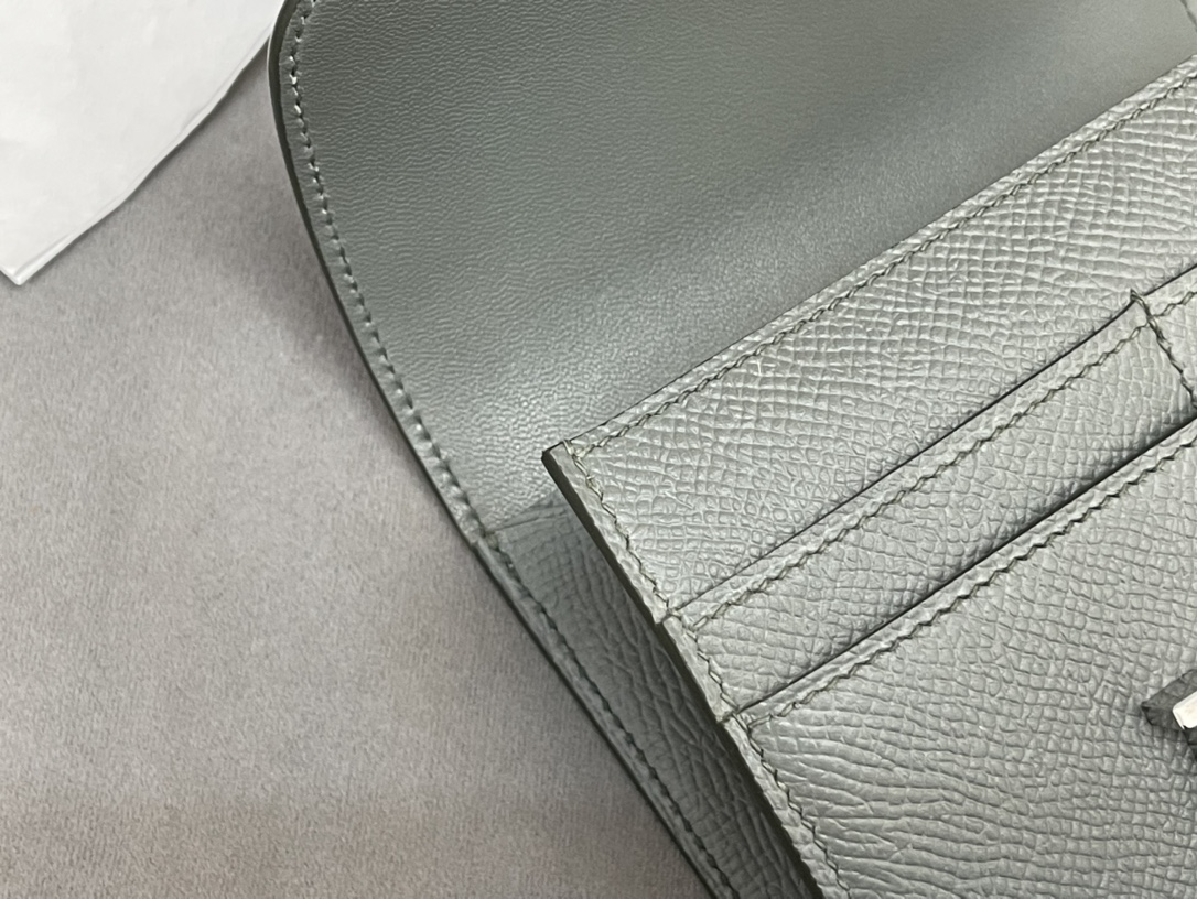 HERMES Constance compact 腰包 钱包背后做成了可以穿过腰带或皮带的皮搭 出街更方便了 Epsom  63杏绿 vert Criquet 银扣 正品开版