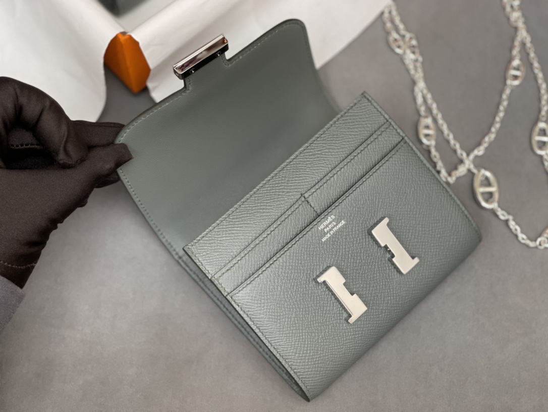 HERMES Constance compact 腰包 钱包背后做成了可以穿过腰带或皮带的皮搭 出街更方便了 Epsom  63杏绿 vert Criquet 银扣 正品开版