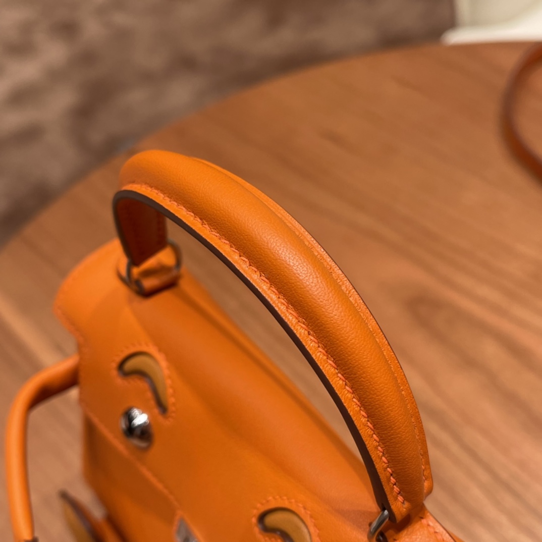 Hermes kelly doll  不得不说真的太可爱了 立体的造型 可以挥动的小手！太萌了.swift皮 橙色拼太妃糖 银扣