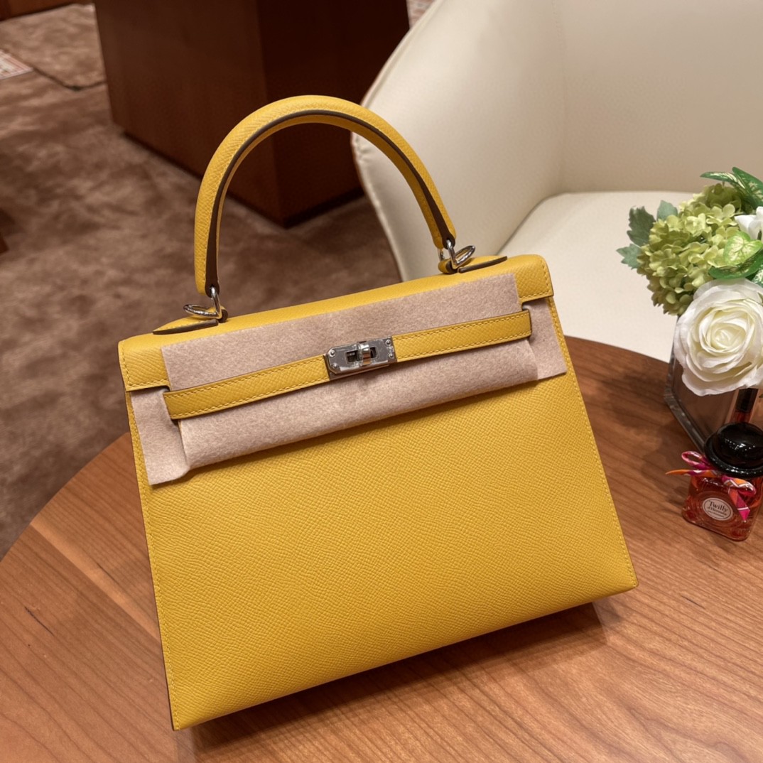 HERMES kelly 25cm epsom皮  25尺寸的外缝是最受欢迎的 ,所以年龄层都很适合用 9D 琥珀黄 银扣