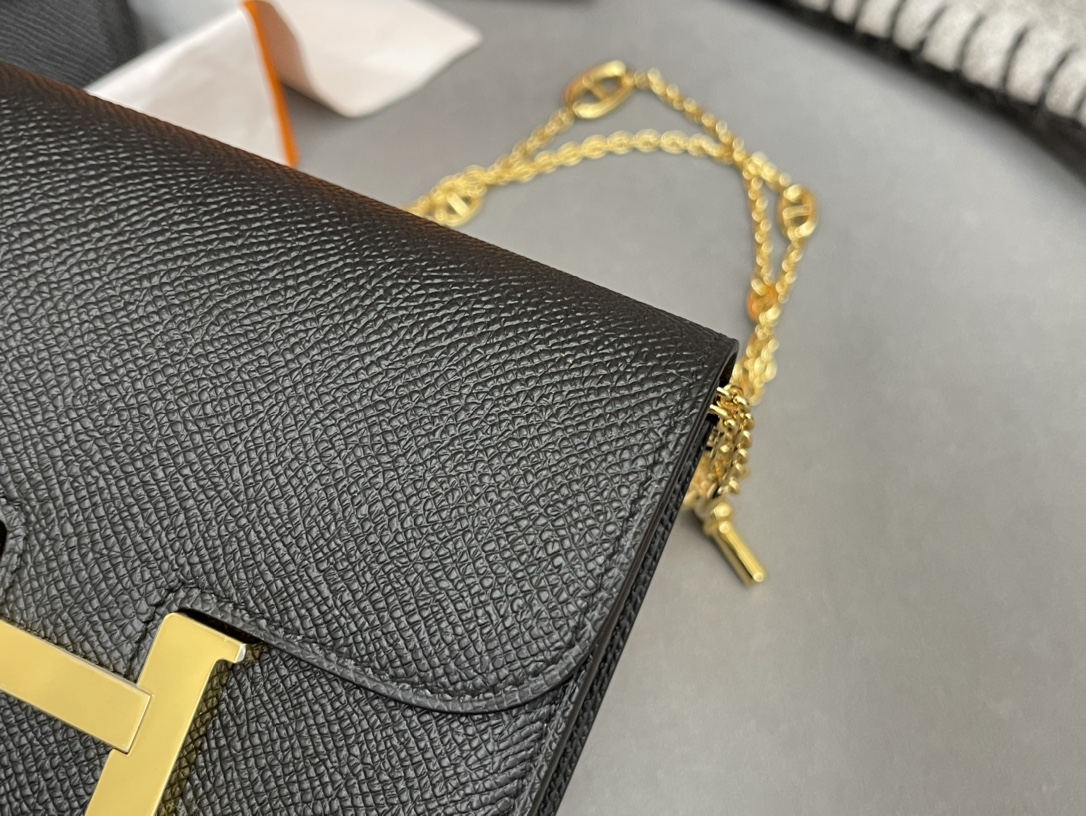 爱马仕 Constance compact 腰包 钱包背后做成了可以穿过腰带或皮带的皮搭 Epsom 89黑色Noir 金扣
