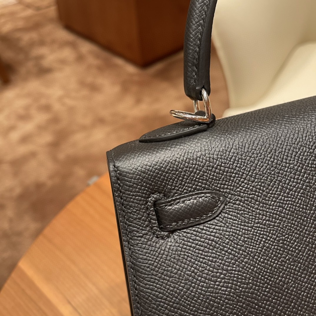 HERMES Kelly 25cm epsom皮  25尺寸的外缝是最受欢迎的 ,所以年龄层都很适合用 89 黑色 银扣