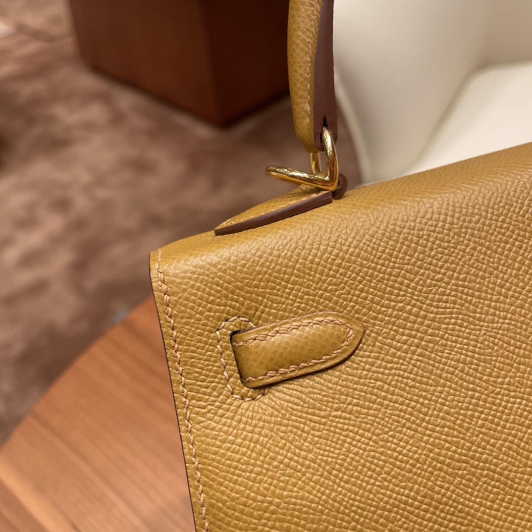 HERMES Kelly 25cm epsom皮  25尺寸的外缝是最受欢迎的 ,所以年龄层都很适合用 2S 芝麻色 金扣