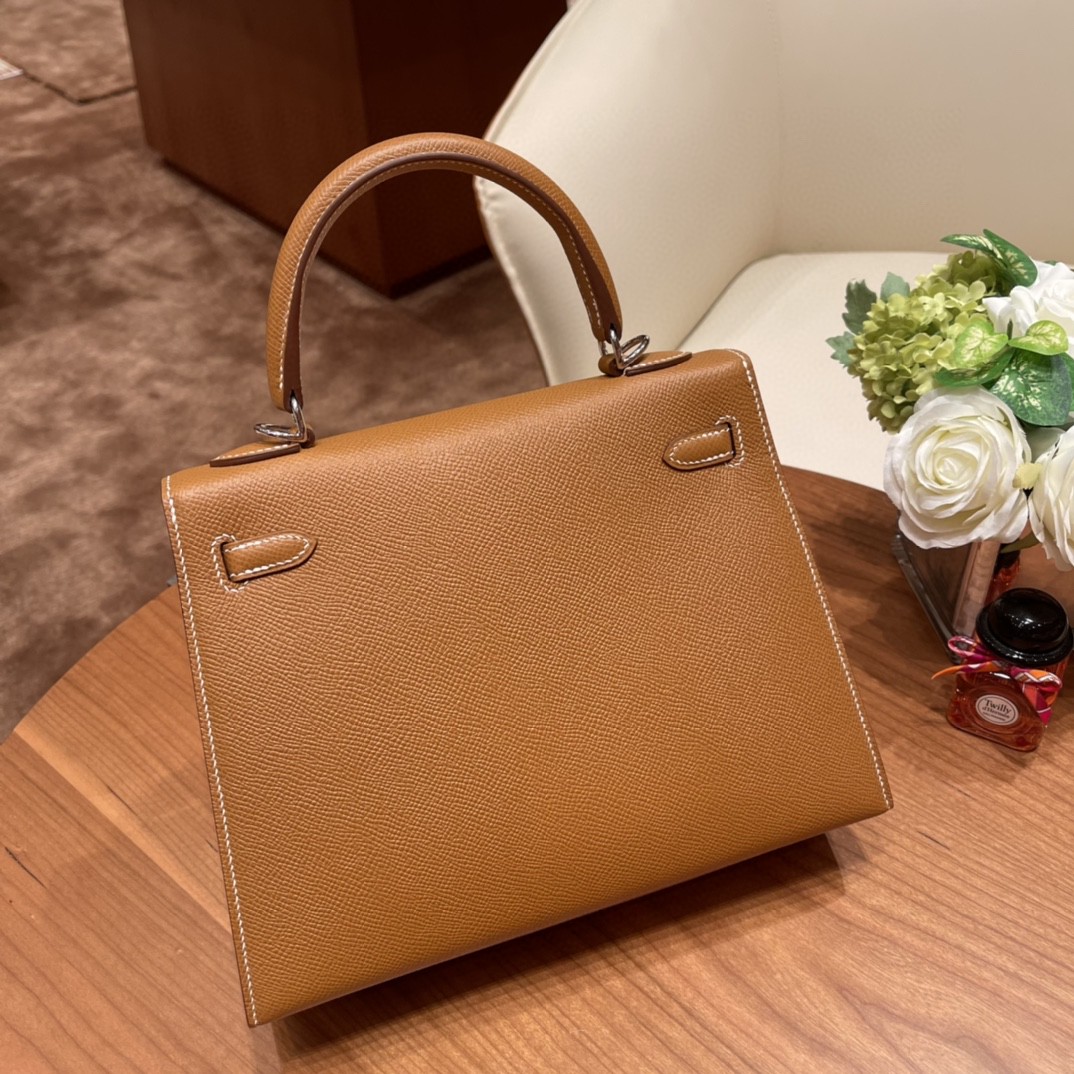 爱马仕 Kelly 25cm epsom皮  25尺寸的外缝是最受欢迎的 ,所以年龄层都很适合用 37 金棕 银扣