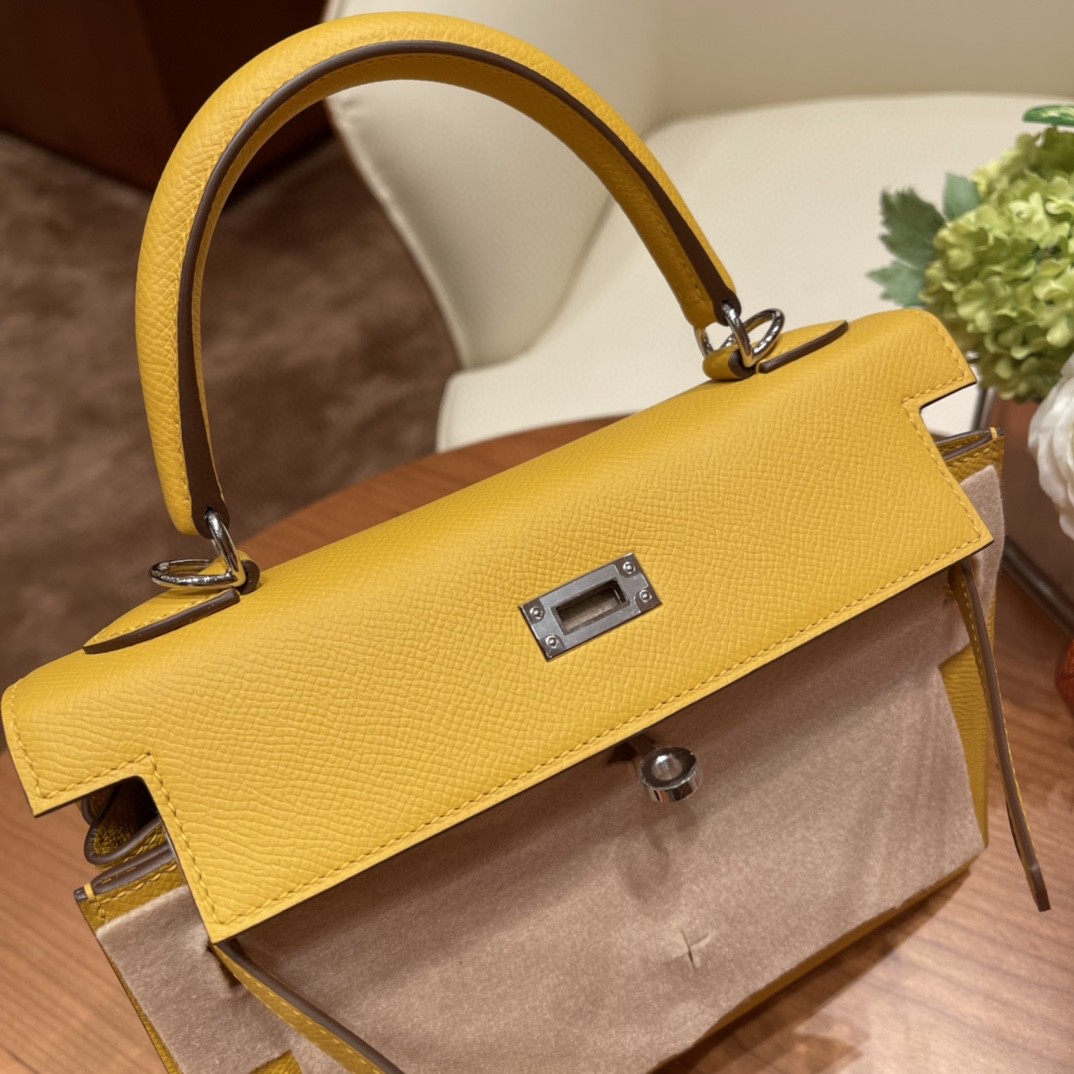 HERMES kelly 25cm epsom皮  25尺寸的外缝是最受欢迎的 ,所以年龄层都很适合用 9D 琥珀黄 银扣