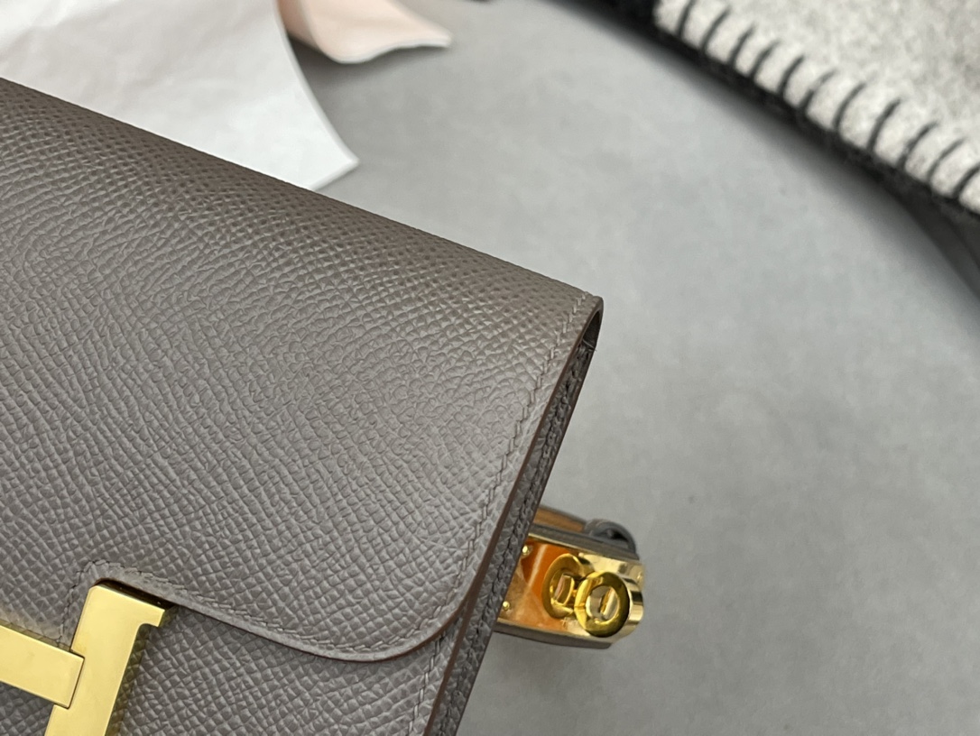 爱马仕 Constance compact 腰包 钱包背后做成了可以穿过腰带或皮带的皮搭 Epsom  8F 锡器灰 Erain 金扣