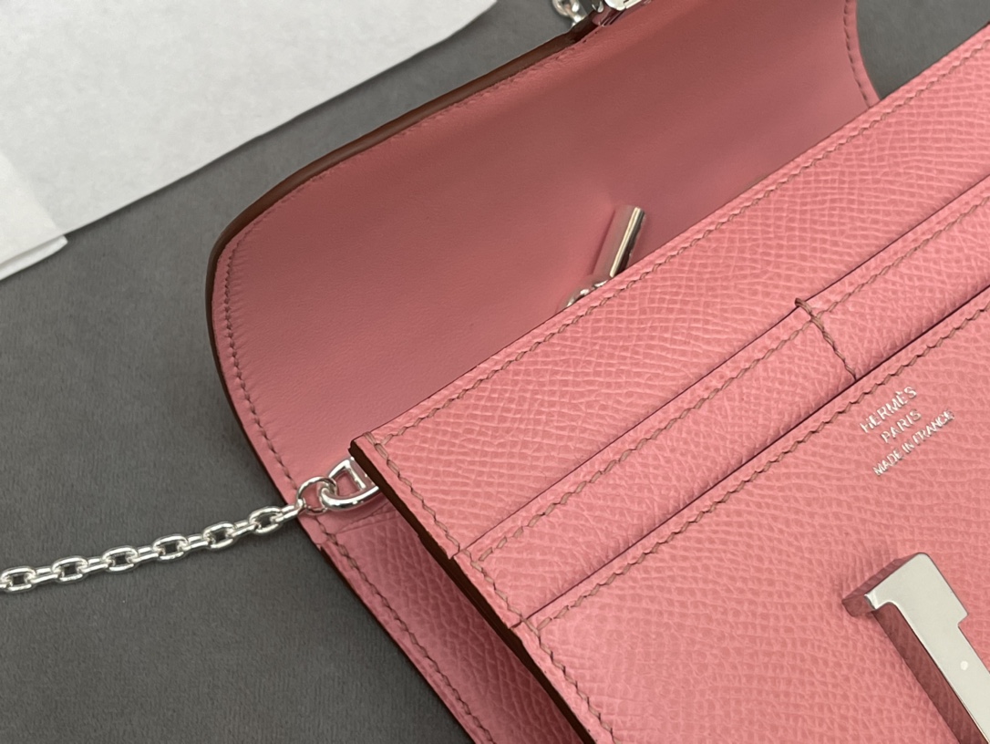爱马仕 Constance compact 腰包 钱包背后做成了可以穿过腰带或皮带的皮搭 Epsom 1Q 奶昔粉 Rose Confetti 银扣