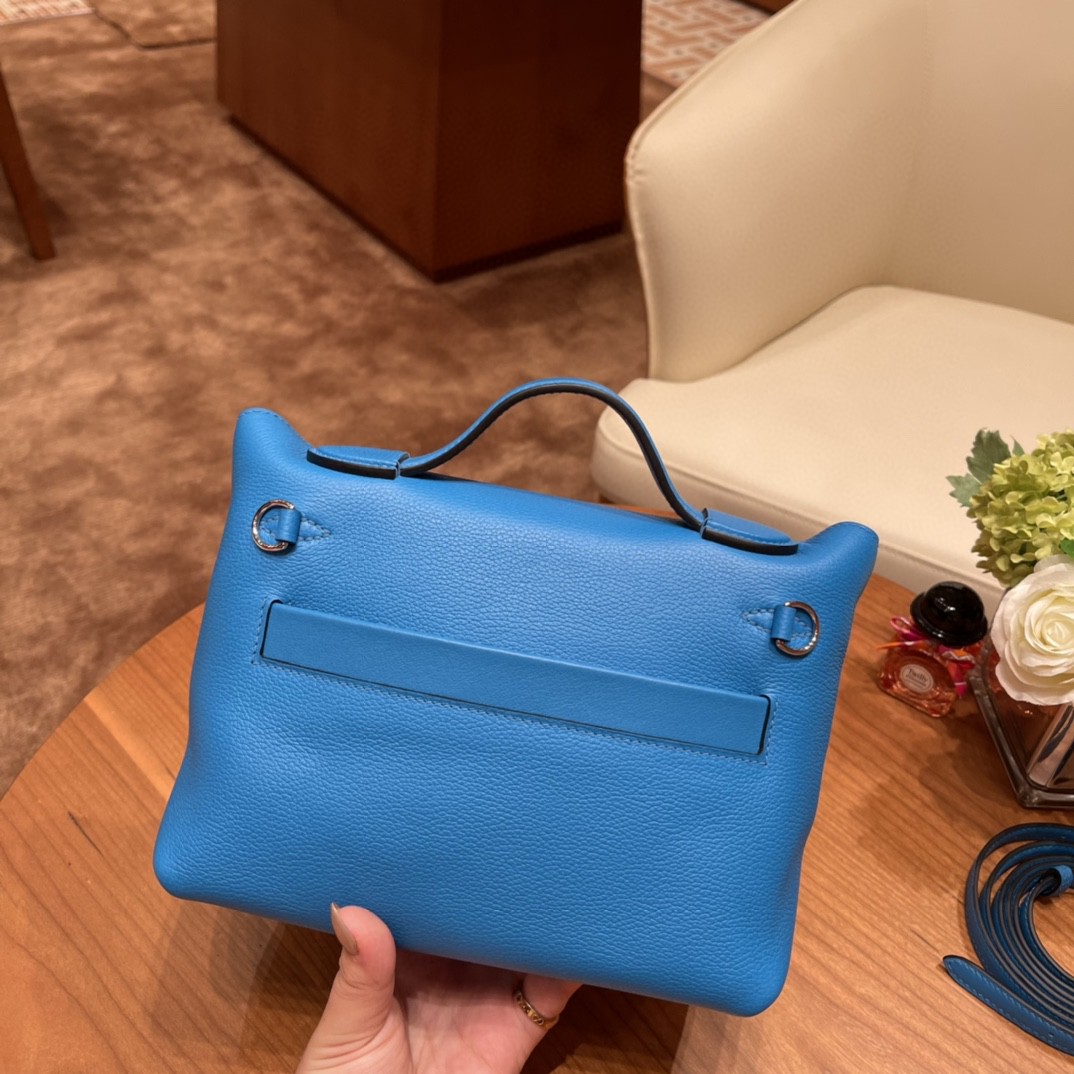 HERMES mini 24-24 多用法，怎么背都好看 evercolor 跟swift 的结合 皮质柔软，容量可观， 0F 佛里达蓝 银扣