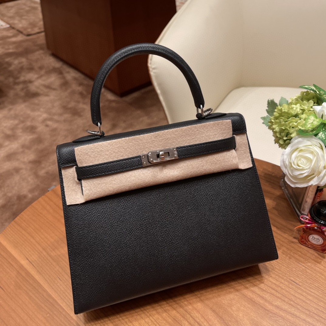 HERMES Kelly 25cm epsom皮  25尺寸的外缝是最受欢迎的 ,所以年龄层都很适合用 89 黑色 银扣