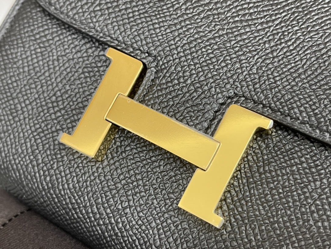 爱马仕 Constance compact 腰包 钱包背后做成了可以穿过腰带或皮带的皮搭 Epsom 89黑色Noir 金扣