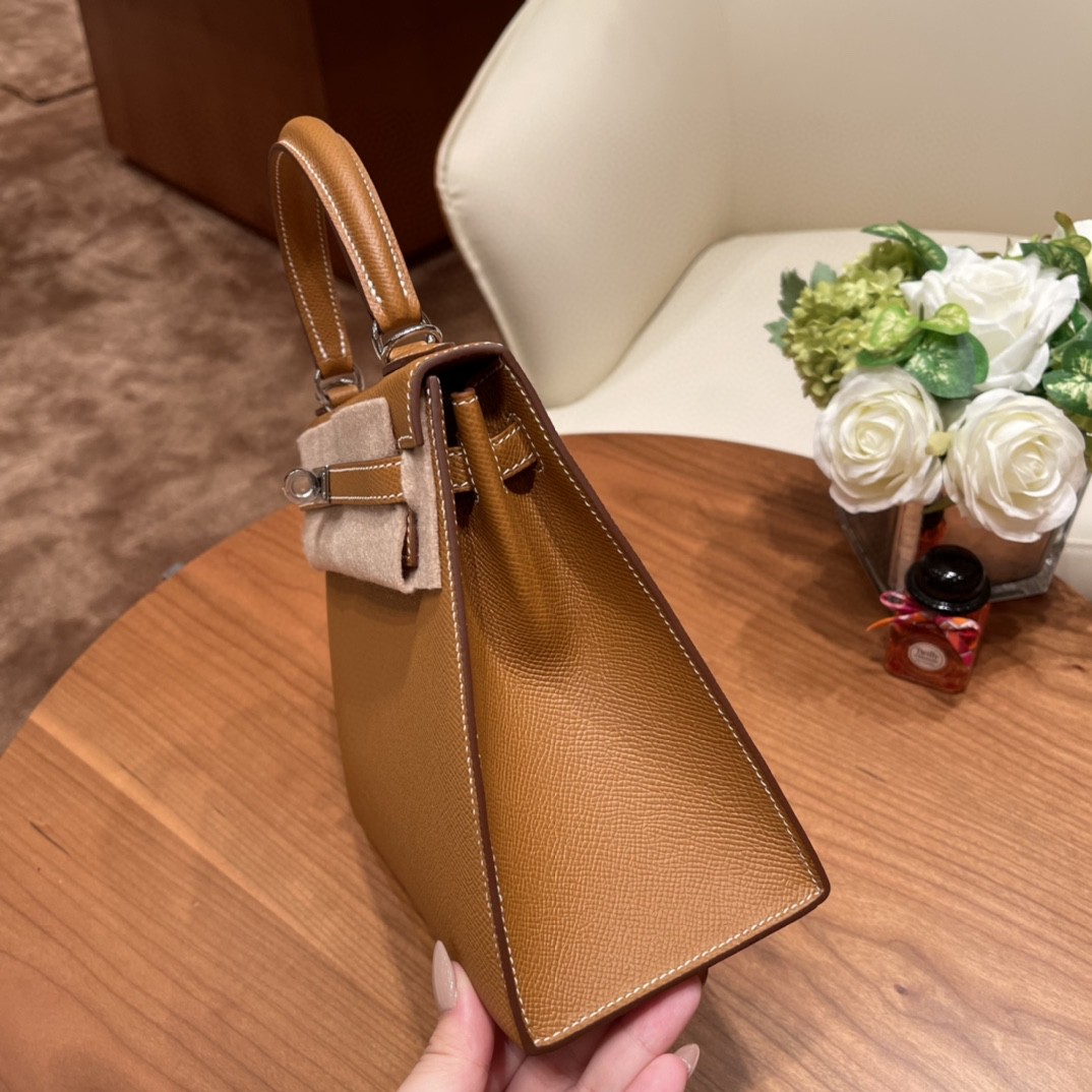 爱马仕 Kelly 25cm epsom皮  25尺寸的外缝是最受欢迎的 ,所以年龄层都很适合用 37 金棕 银扣