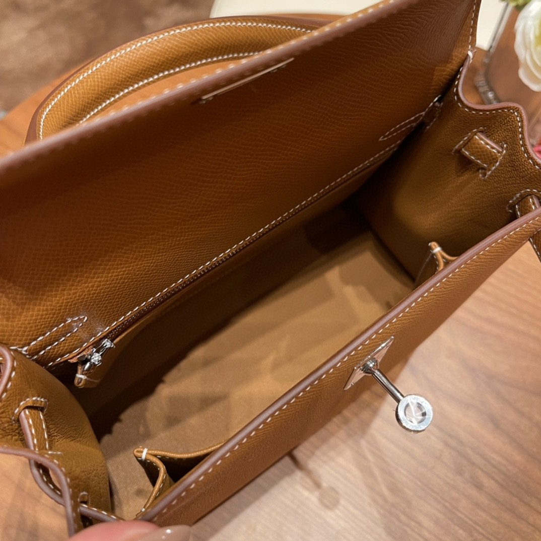 爱马仕 Kelly 25cm epsom皮  25尺寸的外缝是最受欢迎的 ,所以年龄层都很适合用 37 金棕 银扣