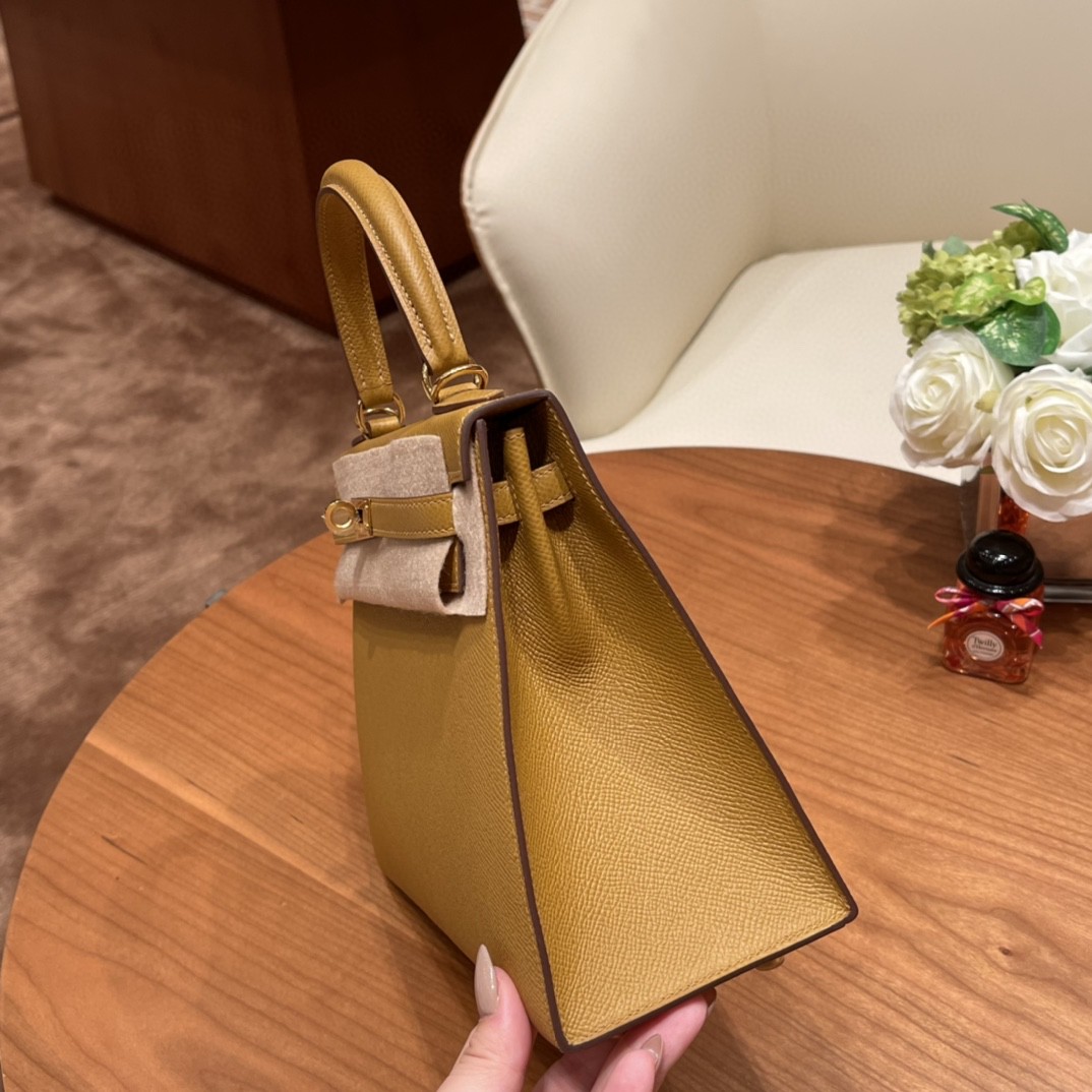 HERMES Kelly 25cm epsom皮  25尺寸的外缝是最受欢迎的 ,所以年龄层都很适合用 2S 芝麻色 金扣
