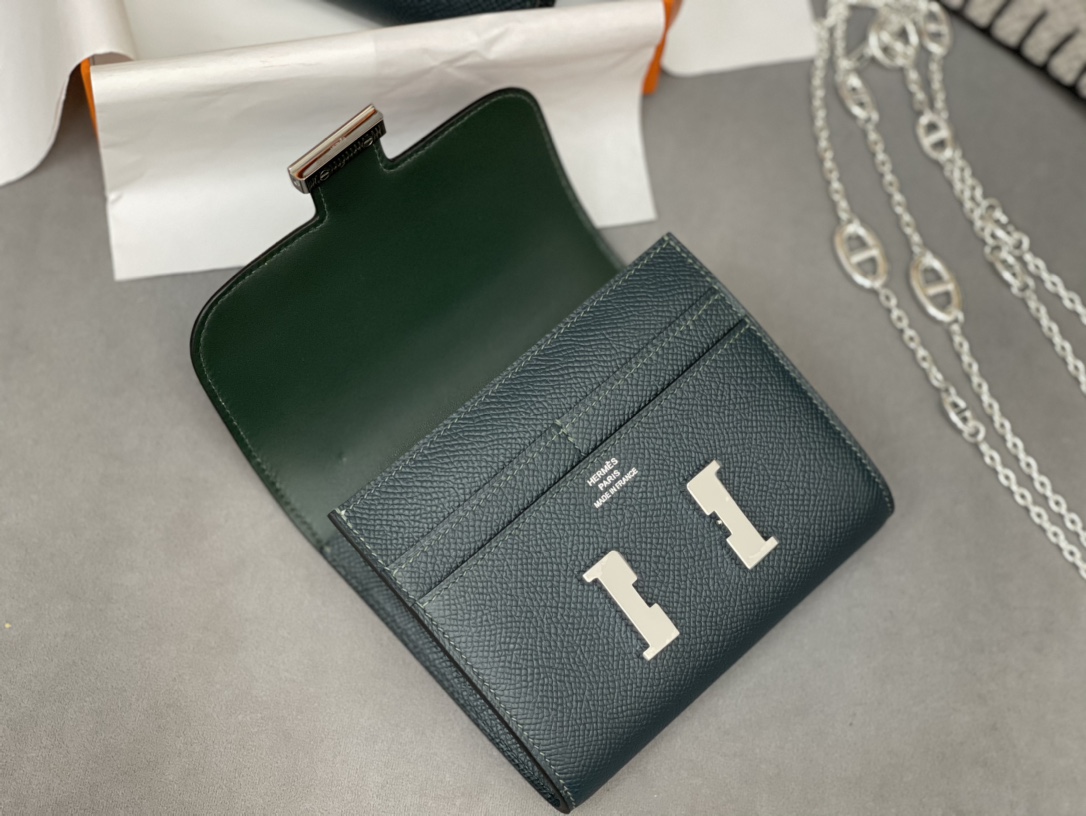 爱马仕 Constance compact 腰包 钱包背后做成了可以穿过腰带或皮带的皮搭 Epsom  6O松柏绿 Vert Cypres 银扣