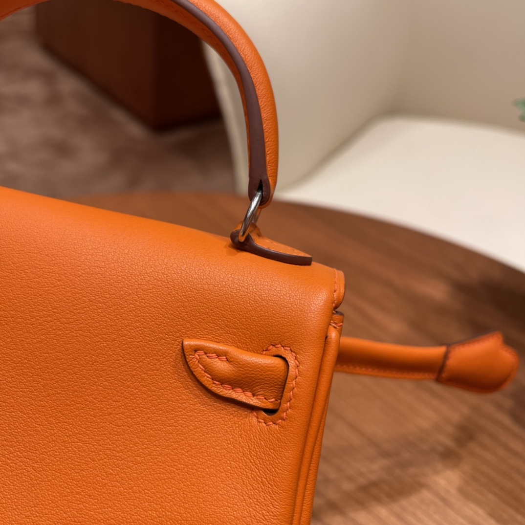 Hermes kelly doll  不得不说真的太可爱了 立体的造型 可以挥动的小手！太萌了.swift皮 橙色拼太妃糖 银扣