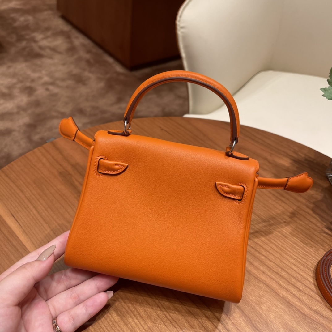 Hermes kelly doll  不得不说真的太可爱了 立体的造型 可以挥动的小手！太萌了.swift皮 橙色拼太妃糖 银扣