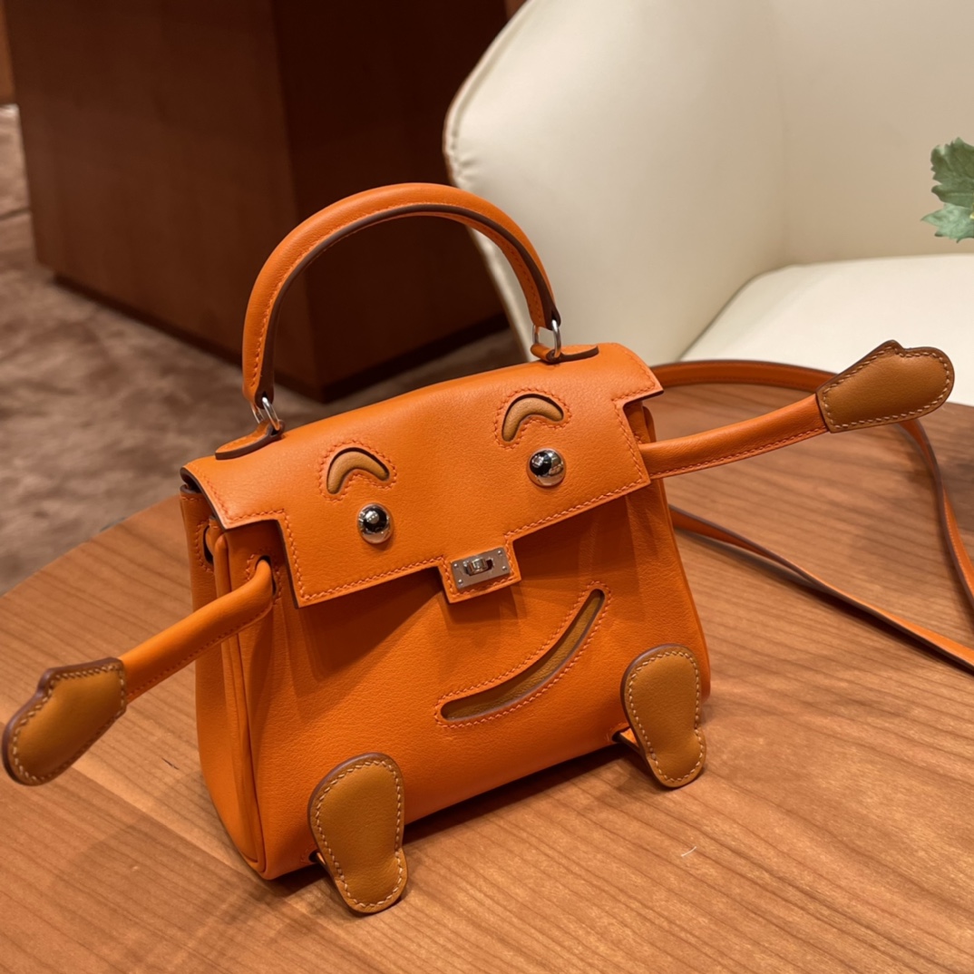 Hermes kelly doll  不得不说真的太可爱了 立体的造型 可以挥动的小手！太萌了.swift皮 橙色拼太妃糖 银扣