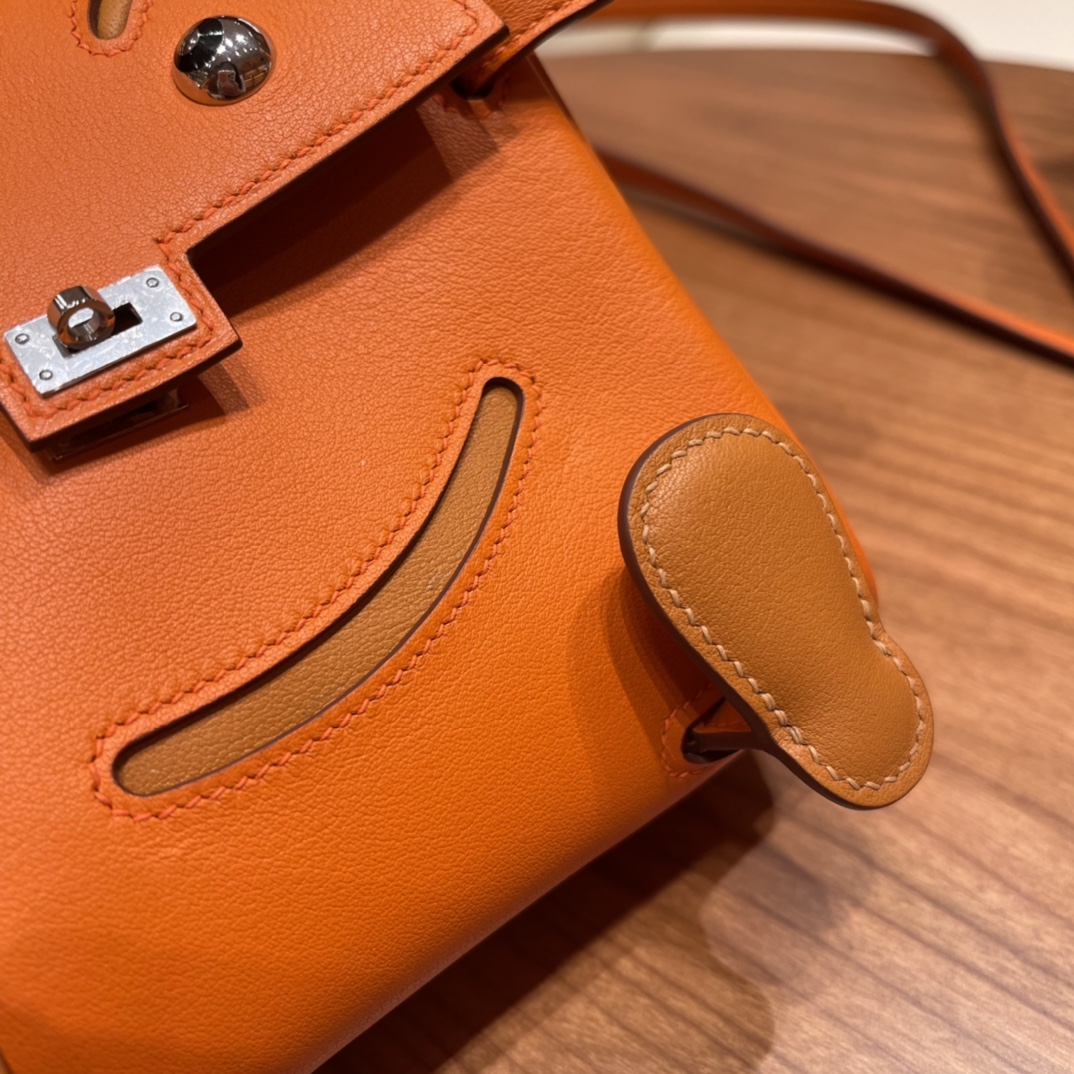 Hermes kelly doll  不得不说真的太可爱了 立体的造型 可以挥动的小手！太萌了.swift皮 橙色拼太妃糖 银扣