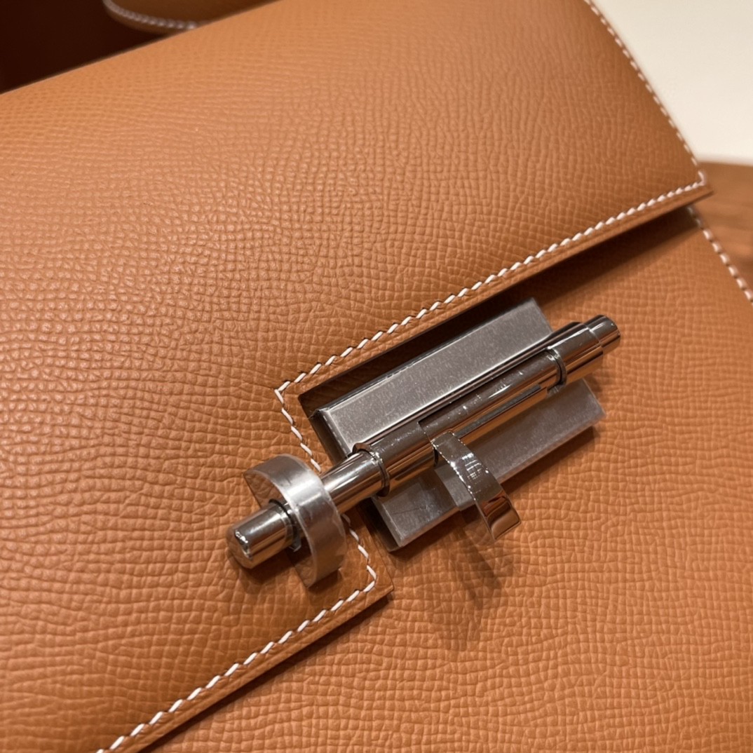 爱马仕 Verrou 21手枪包 epsom 皮 设计灵感，采用独特的插销扣做为开关，低调又内涵， 37 金棕 银扣