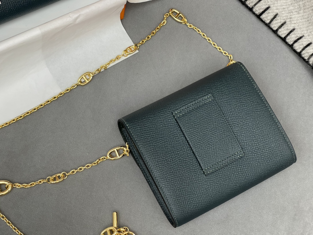 爱马仕 Constance compact 腰包 钱包背后做成了可以穿过腰带或皮带的皮搭 Epsom  6O松柏绿 Vert Cypres 金扣