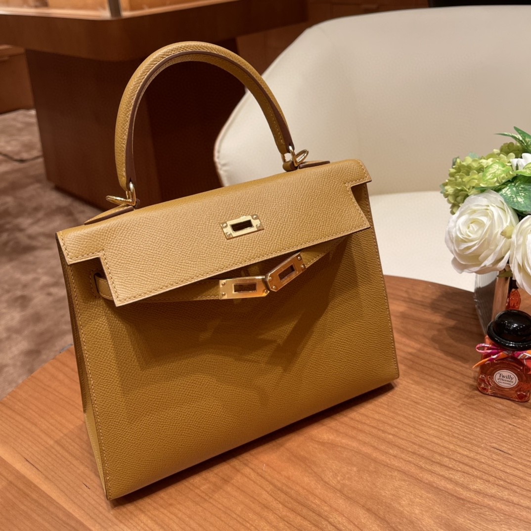 HERMES Kelly 25cm epsom皮  25尺寸的外缝是最受欢迎的 ,所以年龄层都很适合用 2S 芝麻色 金扣