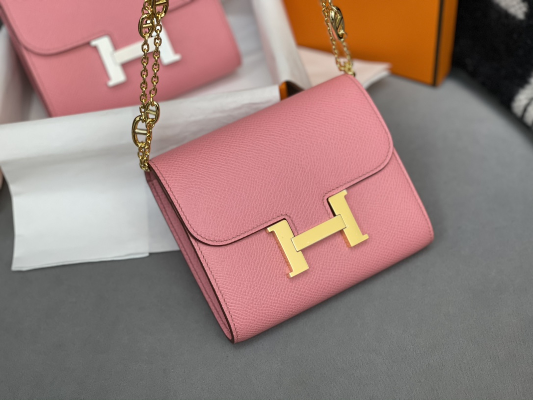 爱马仕 Constance compact 腰包 钱包背后做成了可以穿过腰带或皮带的皮搭 Epsom 1Q 奶昔粉 Rose Confetti 金扣