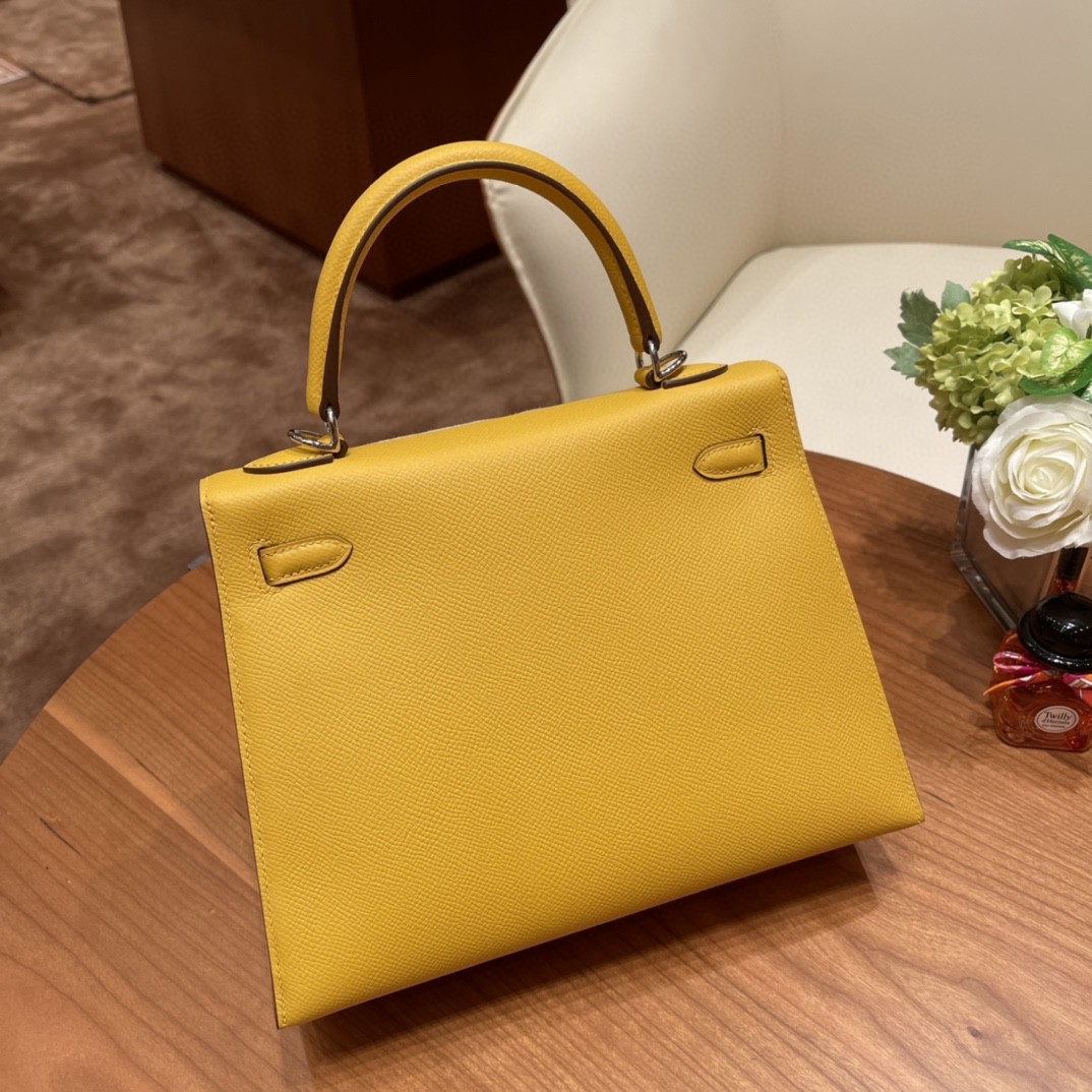 HERMES kelly 25cm epsom皮  25尺寸的外缝是最受欢迎的 ,所以年龄层都很适合用 9D 琥珀黄 银扣