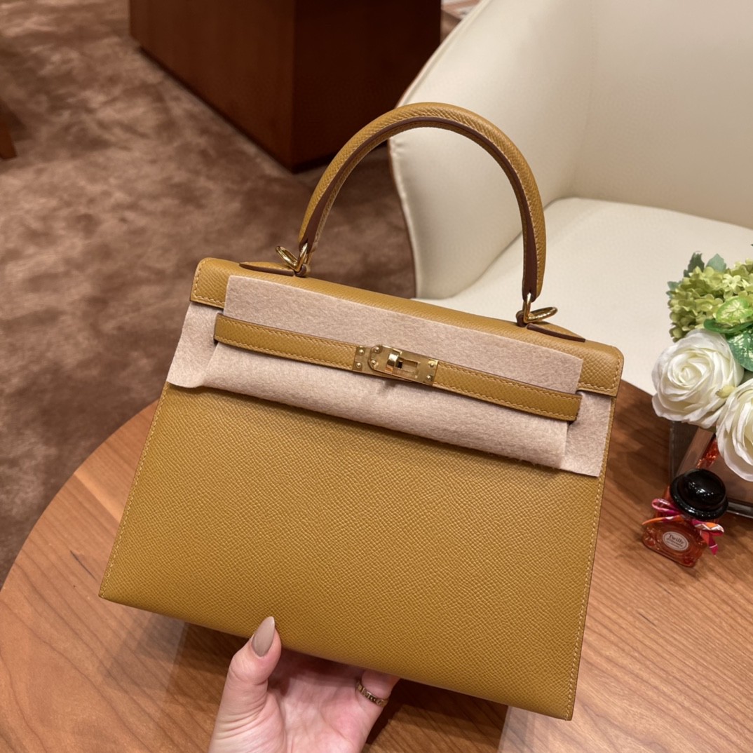HERMES Kelly 25cm epsom皮  25尺寸的外缝是最受欢迎的 ,所以年龄层都很适合用 2S 芝麻色 金扣