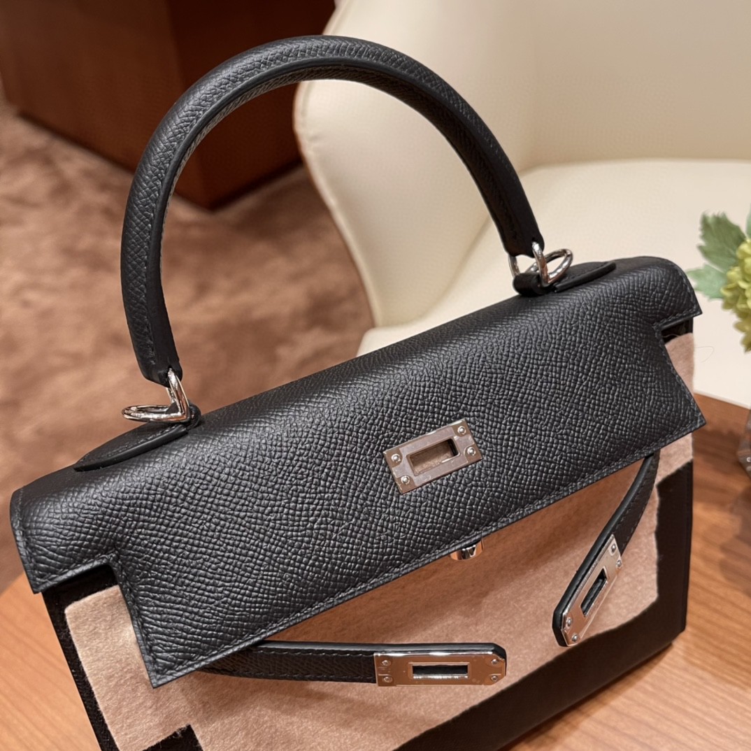 HERMES Kelly 25cm epsom皮  25尺寸的外缝是最受欢迎的 ,所以年龄层都很适合用 89 黑色 银扣