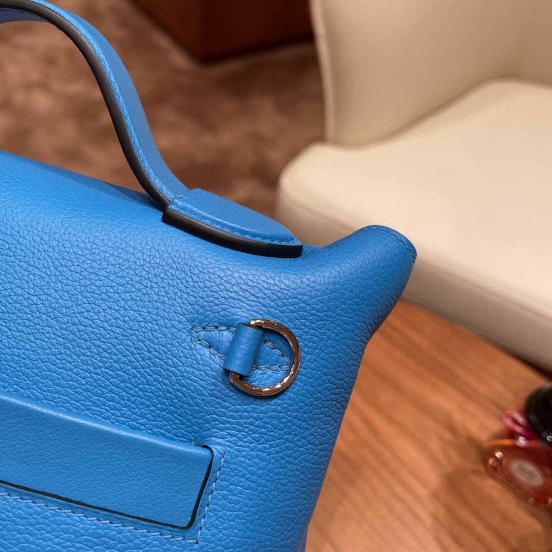 HERMES mini 24-24 多用法，怎么背都好看 evercolor 跟swift 的结合 皮质柔软，容量可观， 0F 佛里达蓝 银扣