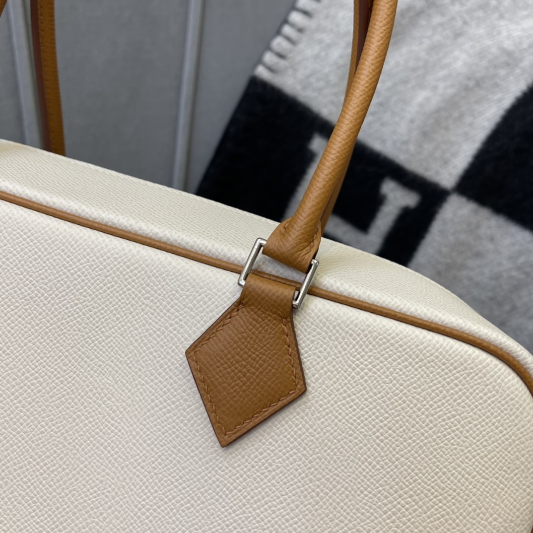 Hermes plume在H中算是比较冷门的款式 Plume－包如其名 像羽毛一样轻 Epsom 10奶昔白拼 37 金棕