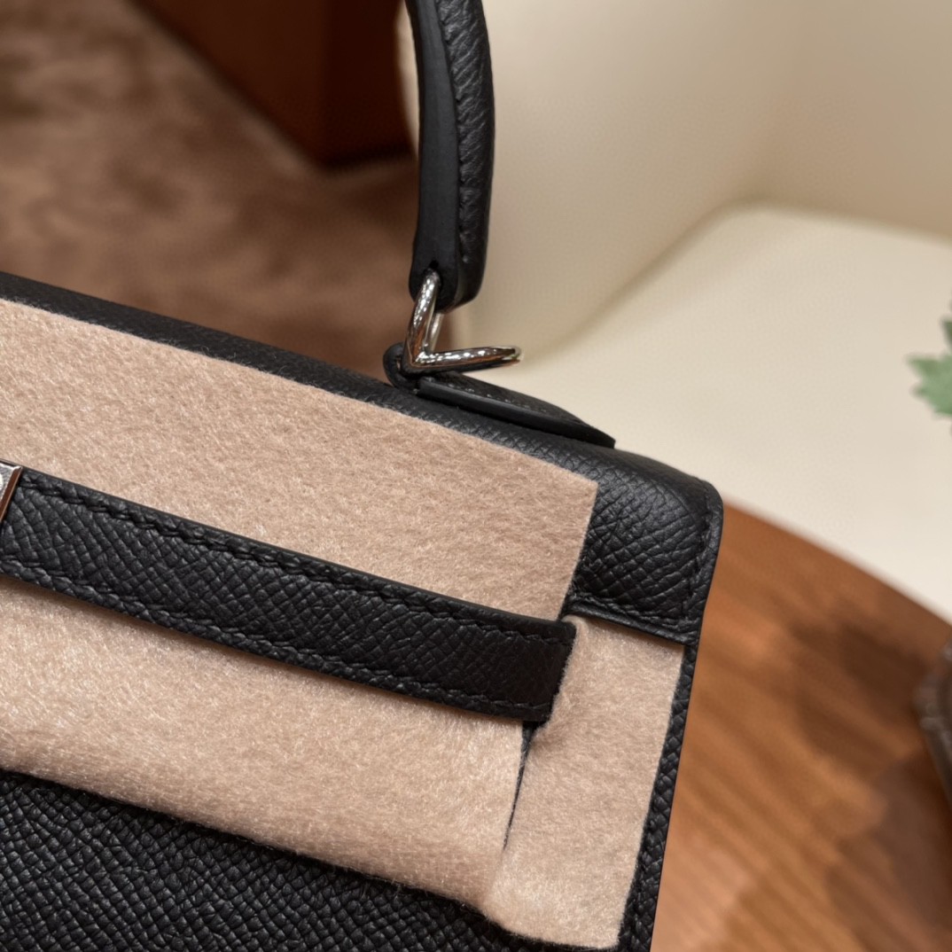HERMES Kelly 25cm epsom皮  25尺寸的外缝是最受欢迎的 ,所以年龄层都很适合用 89 黑色 银扣