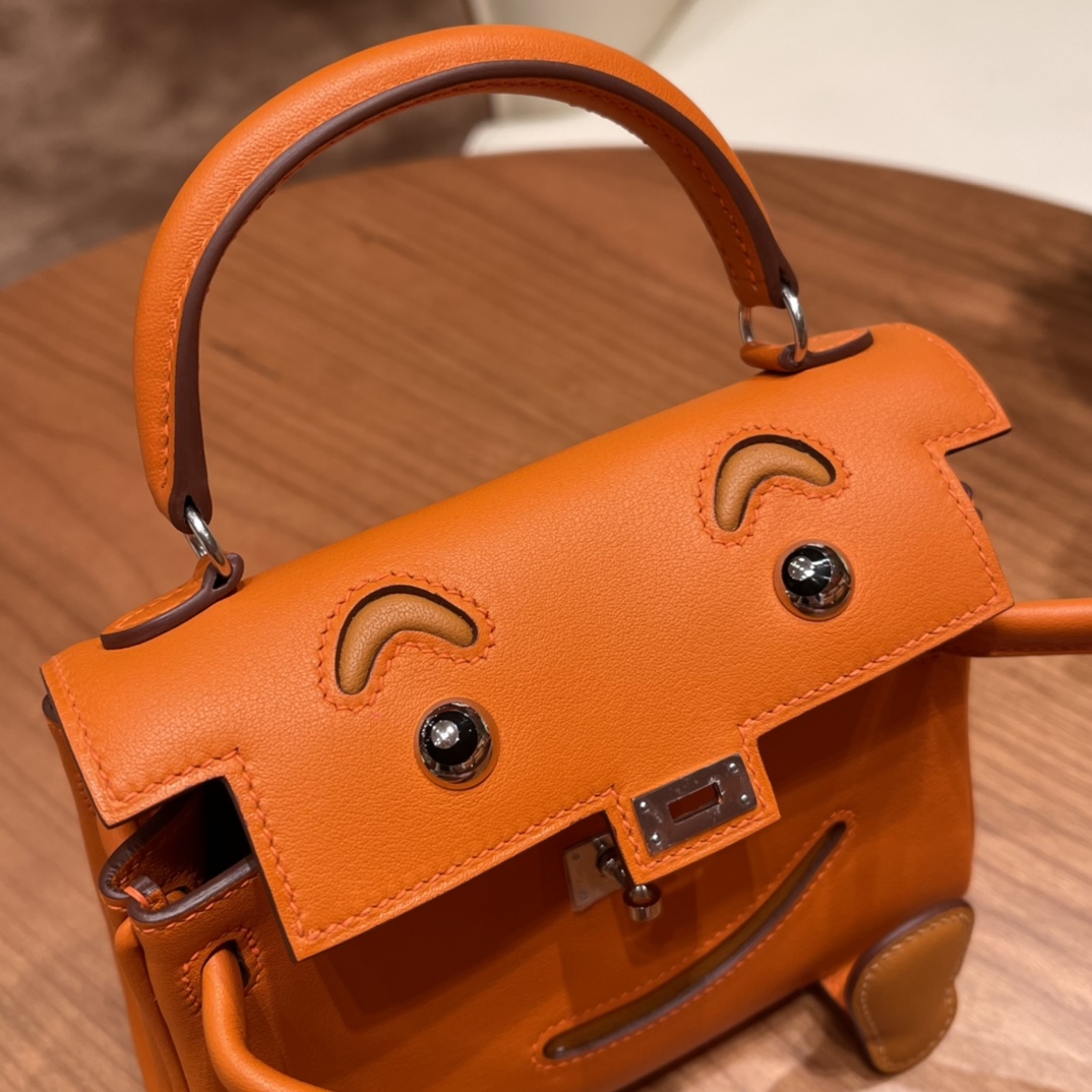 Hermes kelly doll  不得不说真的太可爱了 立体的造型 可以挥动的小手！太萌了.swift皮 橙色拼太妃糖 银扣
