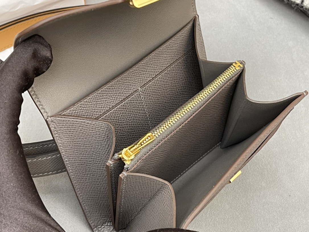 爱马仕 Constance compact 腰包 钱包背后做成了可以穿过腰带或皮带的皮搭 Epsom  8F 锡器灰 Erain 金扣