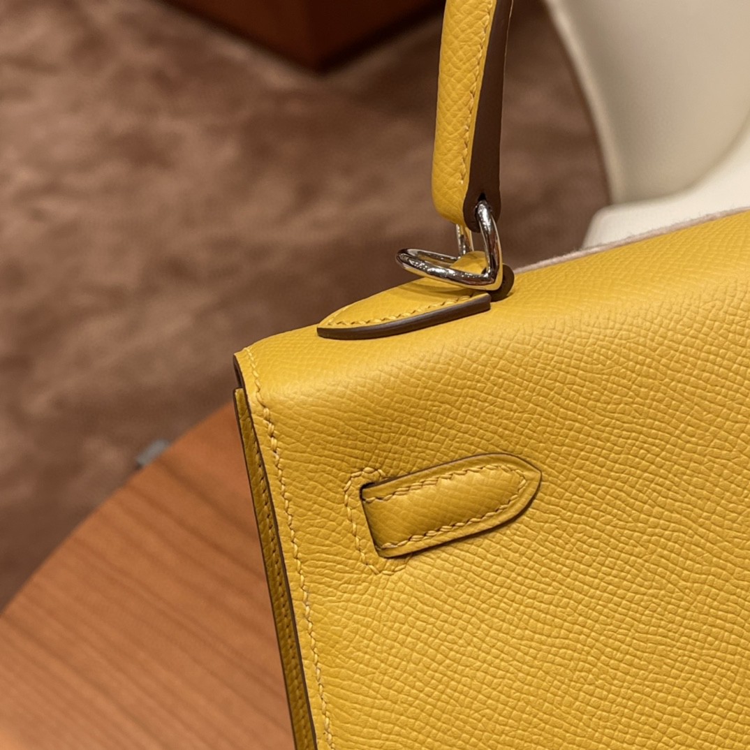 HERMES kelly 25cm epsom皮  25尺寸的外缝是最受欢迎的 ,所以年龄层都很适合用 9D 琥珀黄 银扣