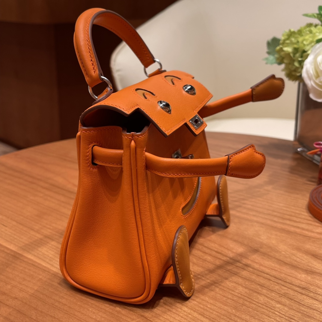 Hermes kelly doll  不得不说真的太可爱了 立体的造型 可以挥动的小手！太萌了.swift皮 橙色拼太妃糖 银扣