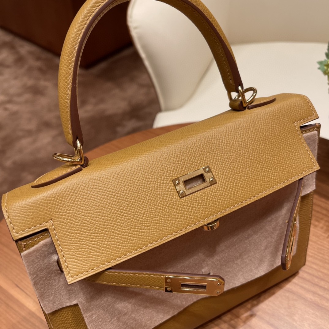 HERMES Kelly 25cm epsom皮  25尺寸的外缝是最受欢迎的 ,所以年龄层都很适合用 2S 芝麻色 金扣