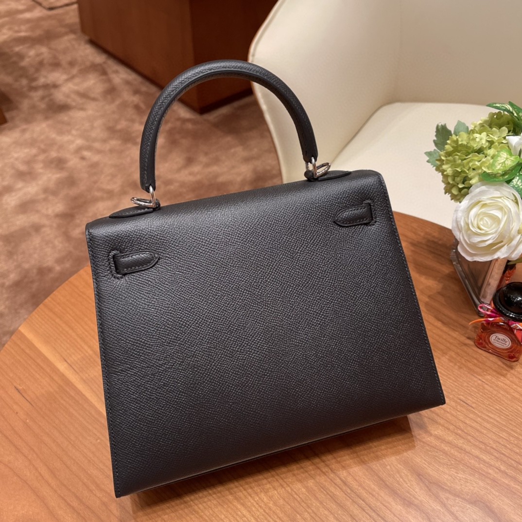 HERMES Kelly 25cm epsom皮  25尺寸的外缝是最受欢迎的 ,所以年龄层都很适合用 89 黑色 银扣